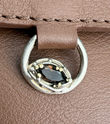 Pouzdro - Cestovatelka Mocha Mousse s drahokamem