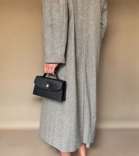 Elizabeth 2 - Barva: stříbrná se pštrosí ražbou