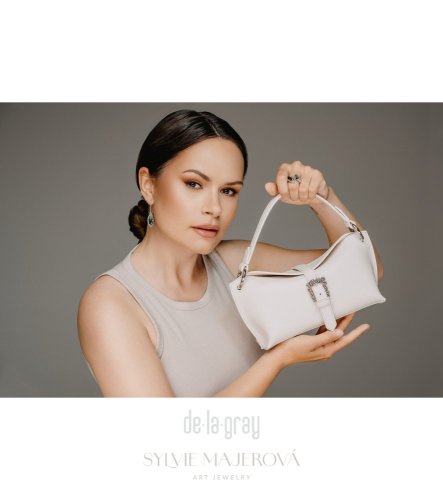 Scarlet / off White se stříbrnou sponou s drahokamy